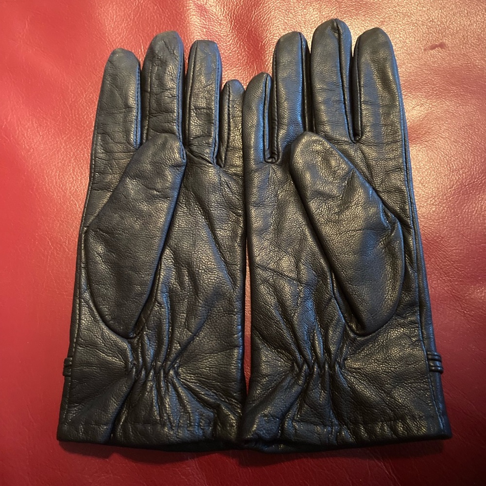 Women’s Med Black Leather Gloves - Picture 2 of 5